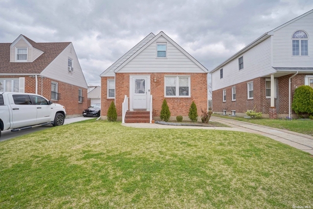 4 Bedrooms, Floral Park Rental in Long Island, NY for $3,800 - Photo 1
