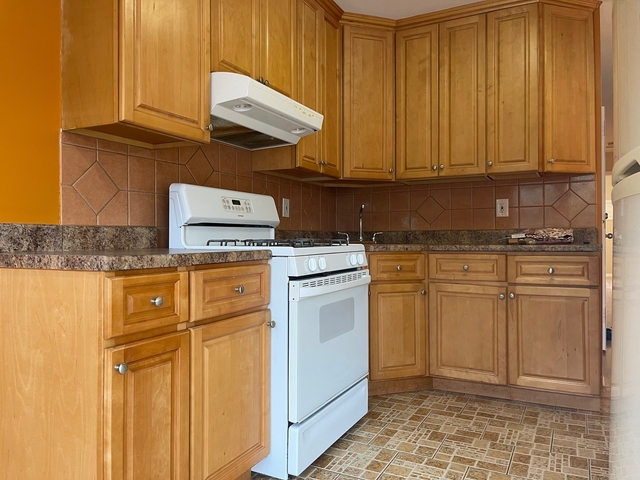 3 Bedrooms, Jackson Heights Rental in NYC for $2,900 - Photo 1