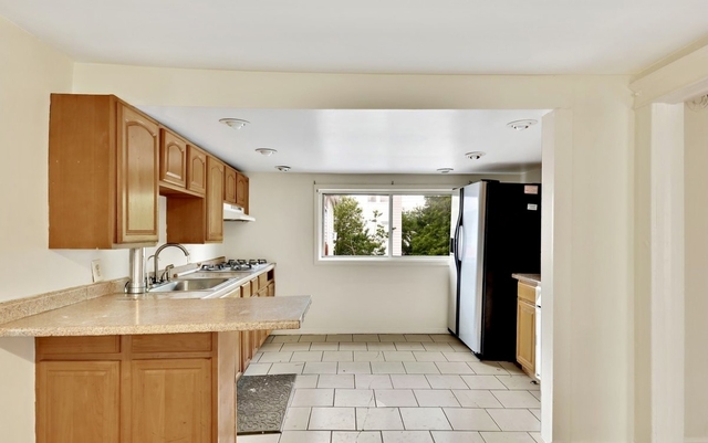 2011 Gildersleeve Avenue - Photo 1