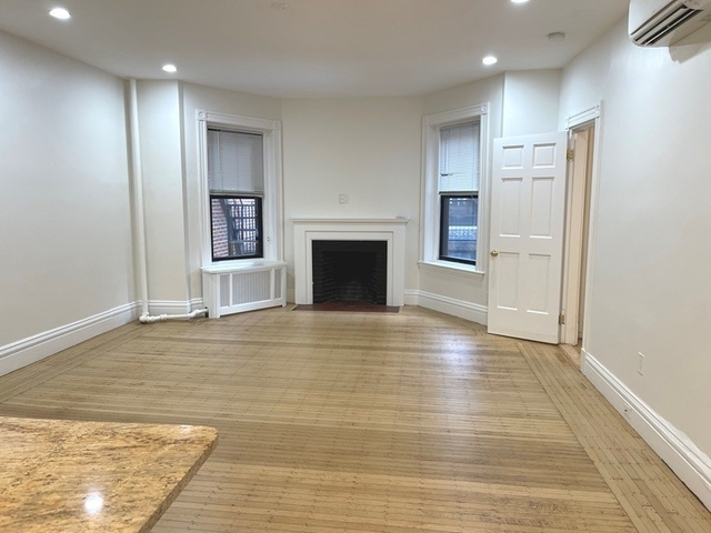 174 Newbury Street - Photo 1