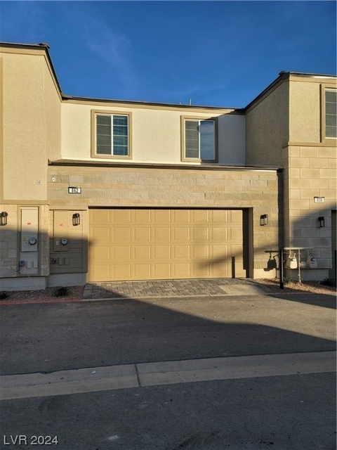 862 Bronzite Street - Photo 1