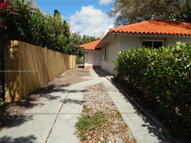 5723 Sw 9th Ter - Photo 1