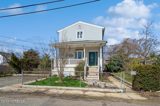 109 Lawrence Avenue - Photo 1