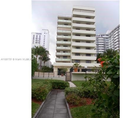 1621 Collins Ave - Photo 1