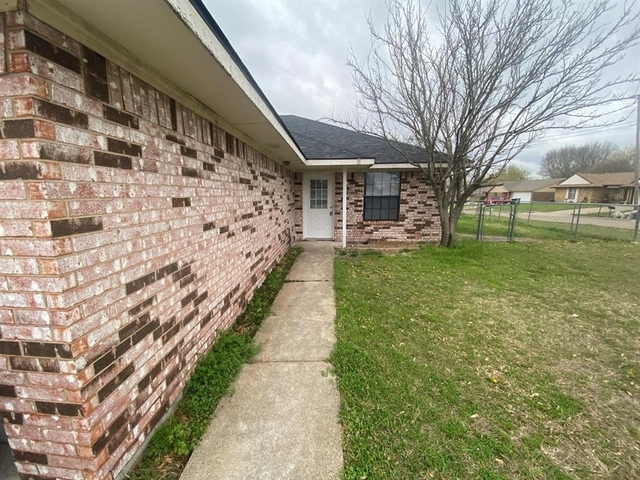 5415 Brookhollow Drive - Photo 1