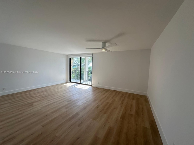 2625 Collins Ave - Photo 1