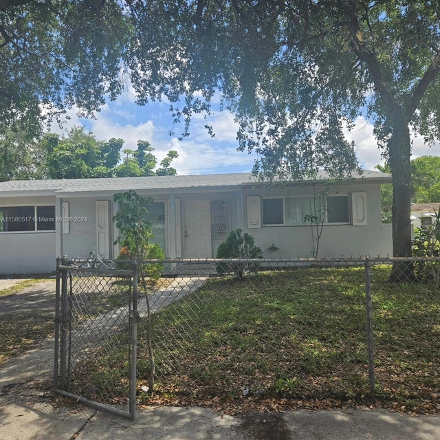 1050 Nw 58th St - Photo 1