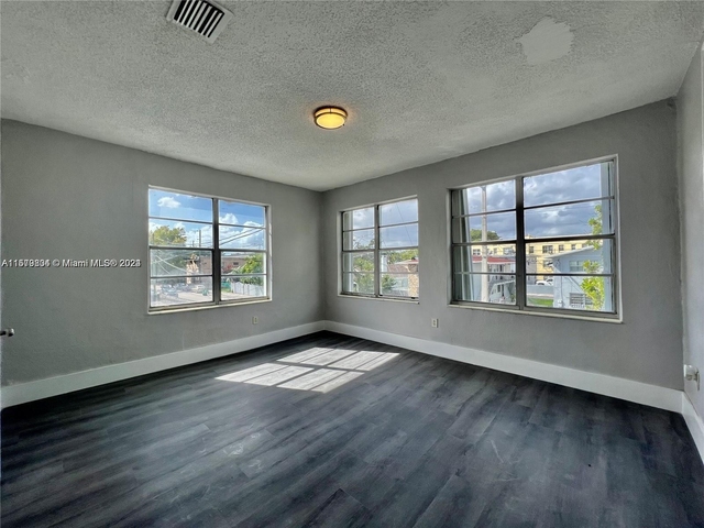 301 Sw 10th Ave - Photo 1