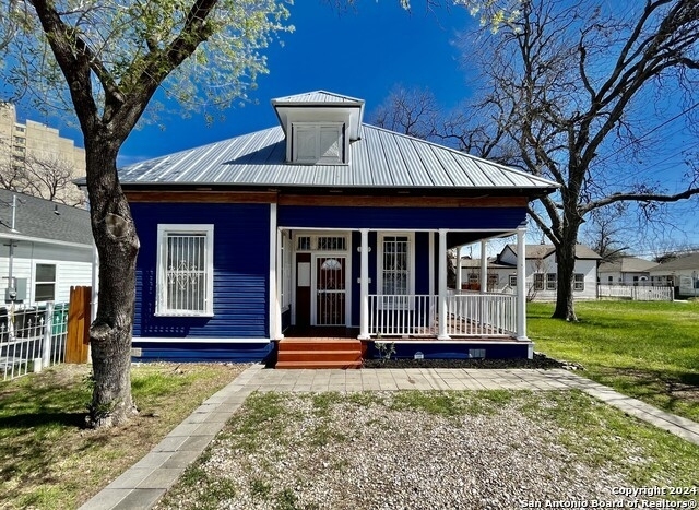 1810 N Comal - Photo 1