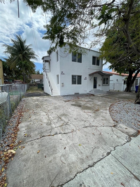 1017 Sw 12th Ave - Photo 1