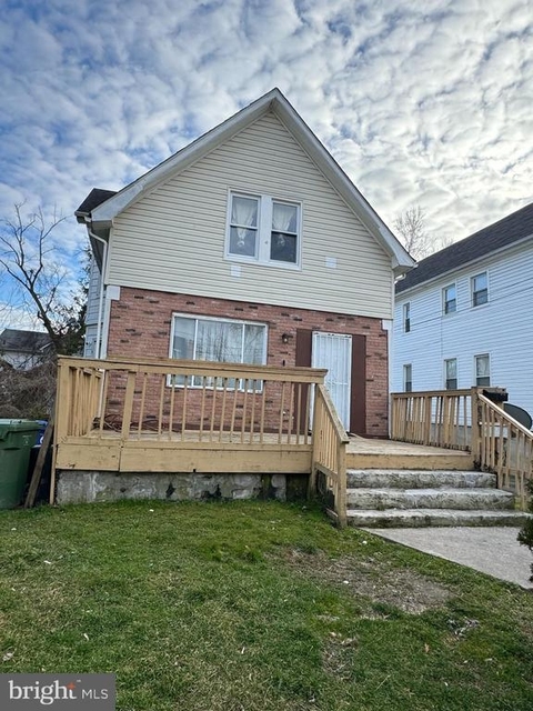 533 Rossiter Ave - Photo 1