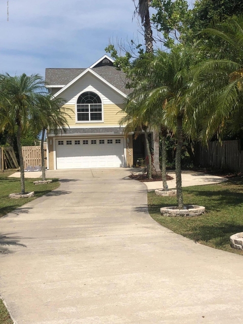 1405 S Riverside Drive - Photo 1