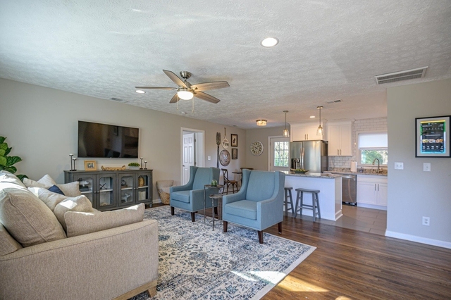 941 Pine Manor - Photo 1