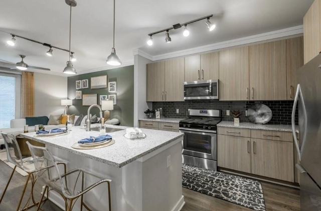 1455 Spring Road Se - Photo 1