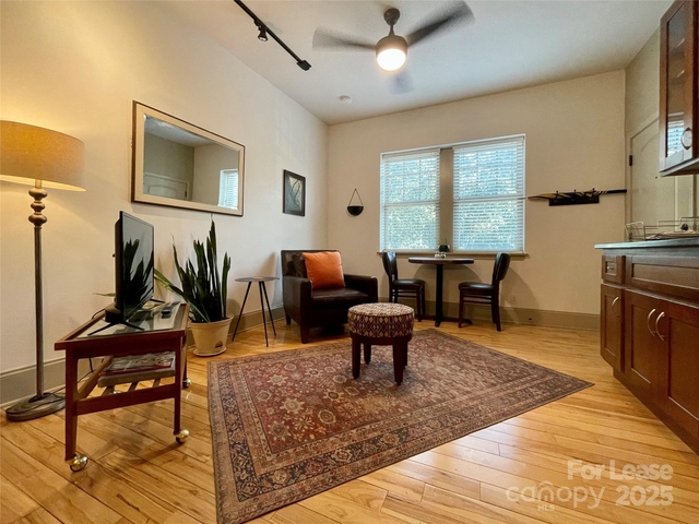 5 W Walnut Street - Photo 1