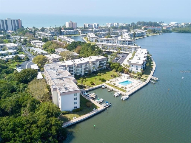 600 Sutton Place - Photo 1