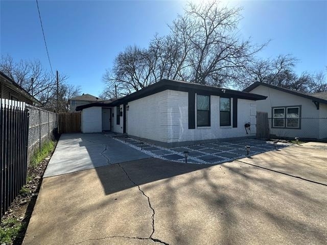 809 W Broadus Avenue - Photo 1