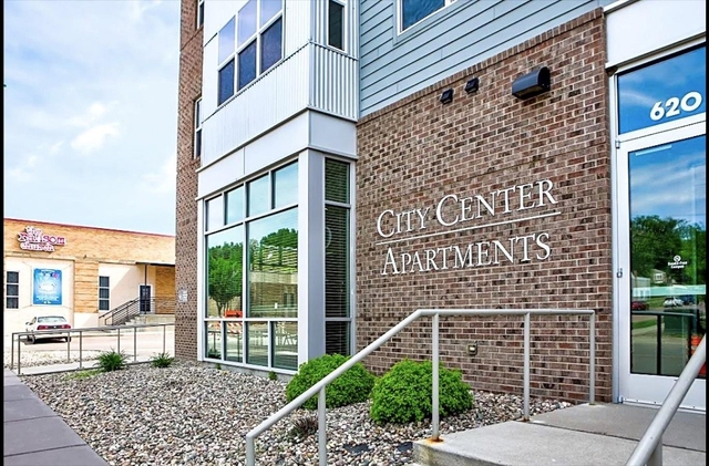 620 N Main Ave - Photo 1