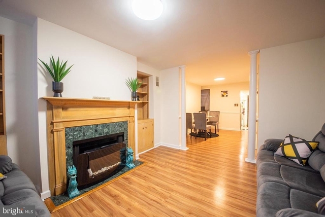 913 W Lombard Street - Photo 1