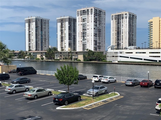 1000 Parkview Drive - Photo 1