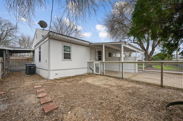 901 Valdez St - Photo 1