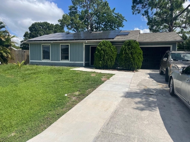 581 Nw Cornell Avenue - Photo 1