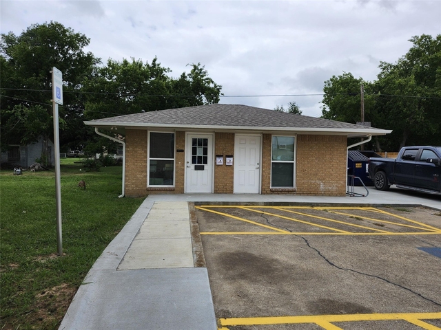 306 W Avenue D - Photo 1
