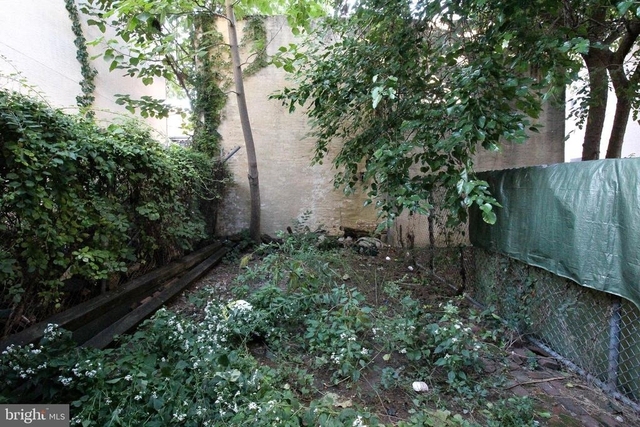 1525 W Seybert Street - Photo 1