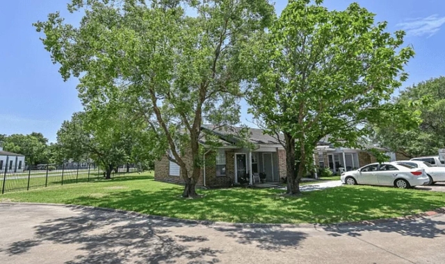 1800 Avenue H - Photo 1