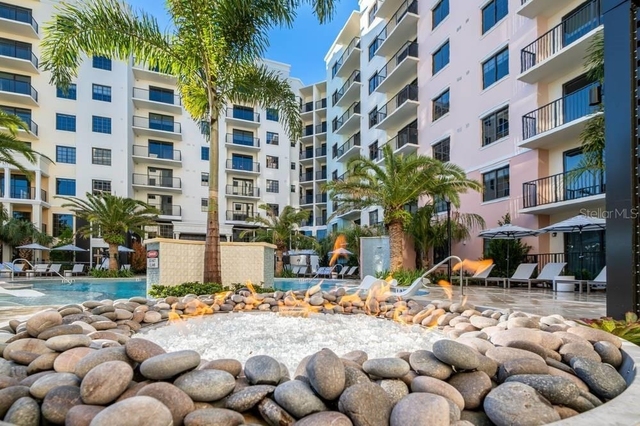 901 W Chesnut Street - Photo 1