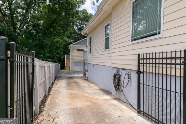 1084 Sanders Avenue Se - Photo 1