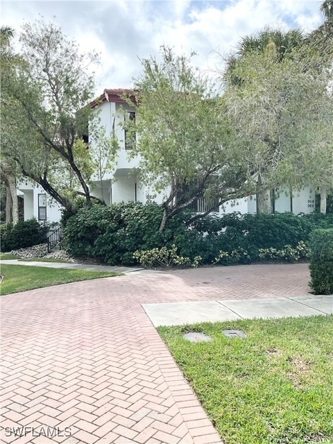 964 8th Avenue S - Photo 1