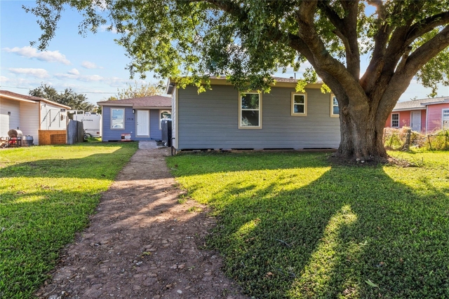 1717 W 4th Street - Photo 1