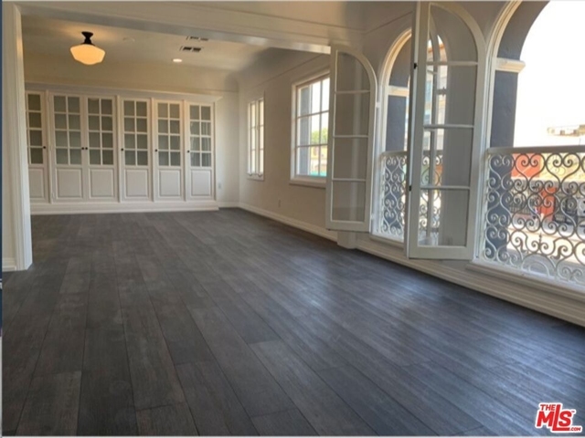 619 S La Brea Avenue - Photo 1