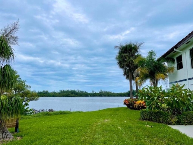 6142 Se Landing Way - Photo 1