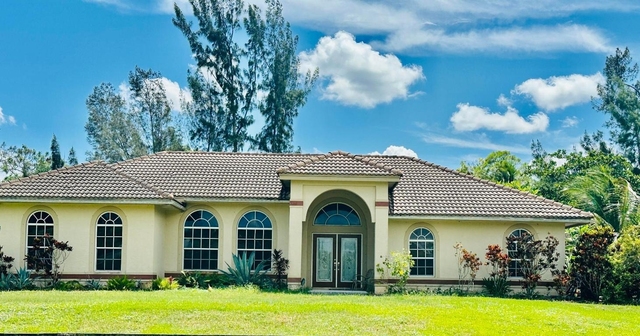 13638 88th Place N - Photo 1