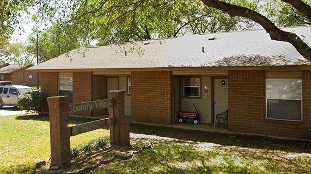 606 E Kennedy Ave - Photo 1