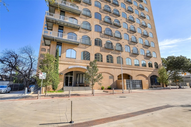 507 Sabine St - Photo 1