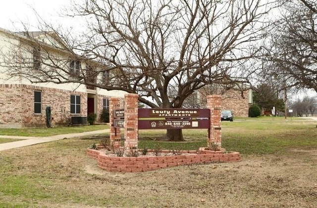 909 W 7th St - Photo 1