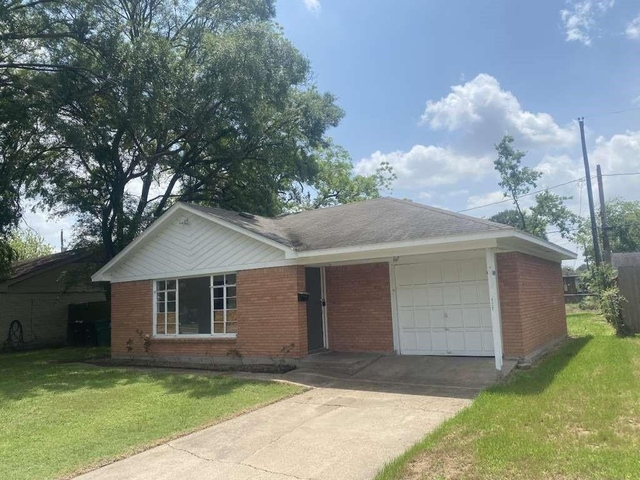 121 E Riverwood Drive - Photo 1