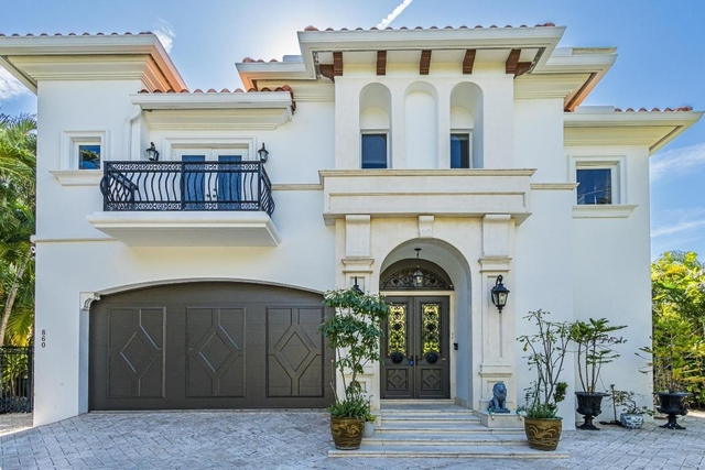860 E Park Drive - Photo 1