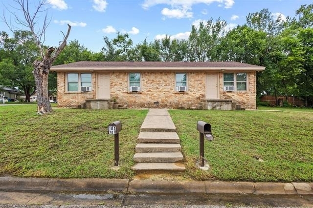 701 W Hull Street - Photo 1
