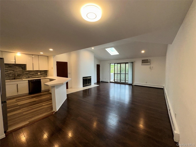 83 Manorhaven Boulevard - Photo 1