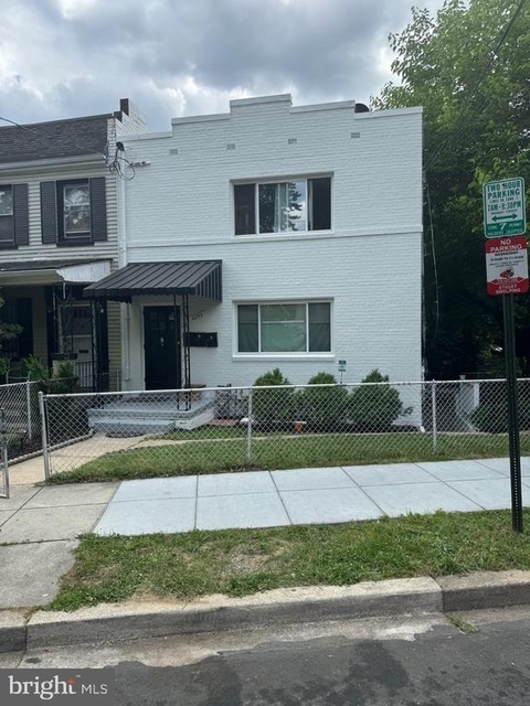 4253 Brooks Street Ne - Photo 1