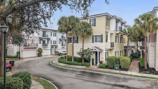 560 Nw 39th Circle - Photo 1
