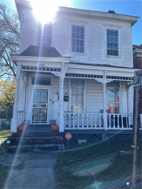 712 W Washington Street - Photo 1