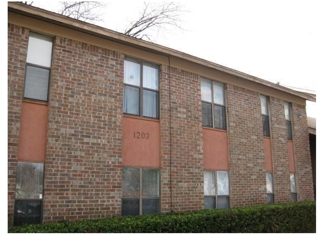 1203 W 49th St - Photo 1