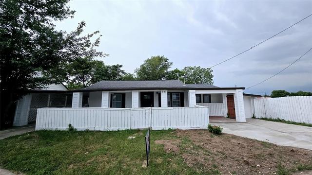101 S Lockhart St - Photo 1