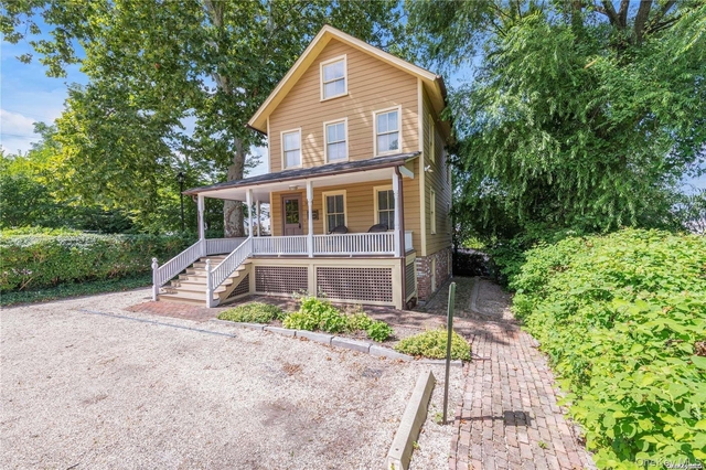 1433 Old Northern Boulevard - Photo 1