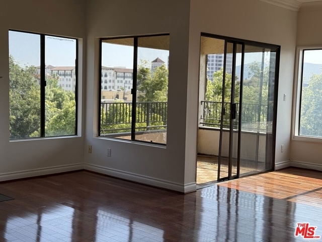 234 N Kenwood Street - Photo 1